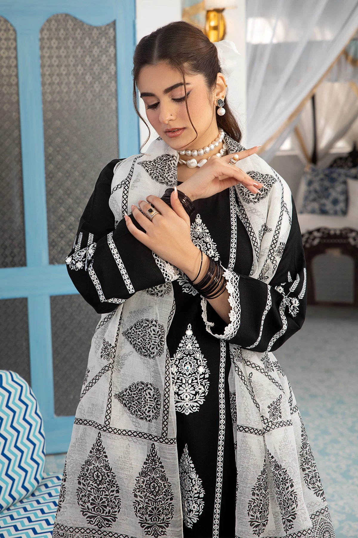Nior Black Mehek Trouser Kameez Suit